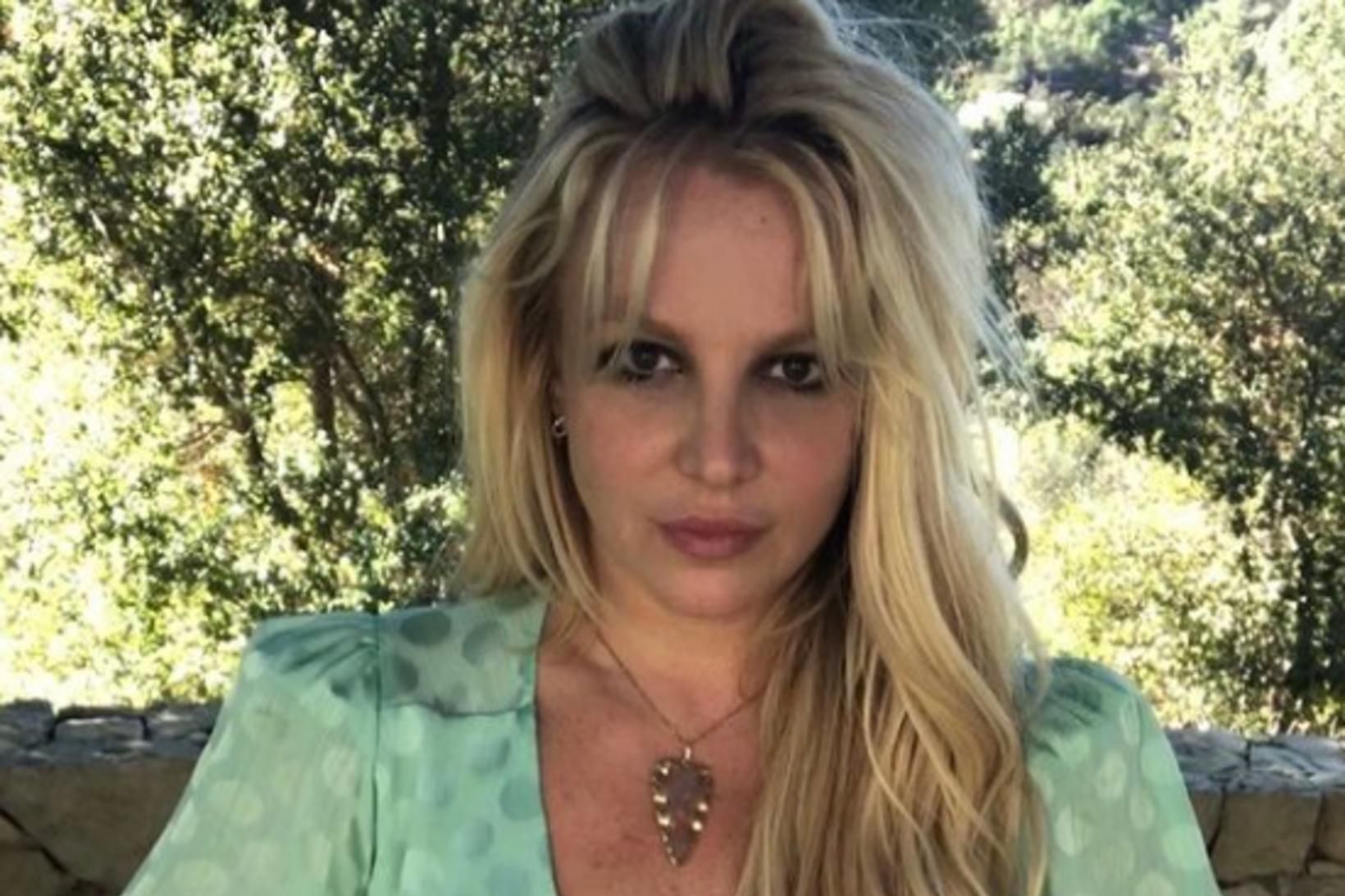 Britney Spears fagnaði frelsinu með sínu fyrsta kampavínsglasi.