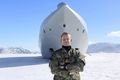 Landvistarleyfið Eftir erfiða törn á eftirlitsskipinu Lauge Koch fékk áhöfnin ,,landvistarleyfi“ í miðjum firði á vesturströnd Grænlands, þar sem Aríel fékk þessa mynd tekna af sér fyrir framan skipið.