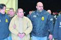 Blóðþyrstur Joaquín Guzmán þegar hann var framseldur til Bandaríkjanna árið 2017. Hann er kallaður „El Chapo“ eða „Sá stutti“ (er 168 cm á hæð).