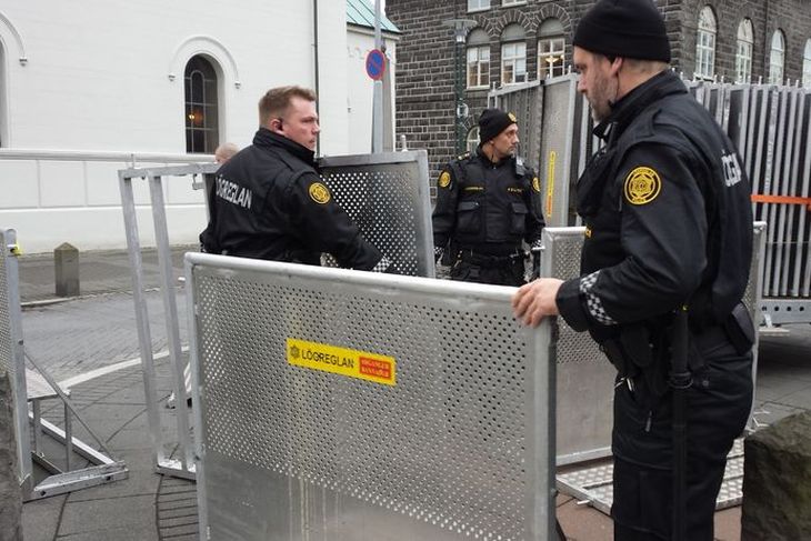 Lögreglan setur upp öryggisgirðingar við Alþingi í morgun.